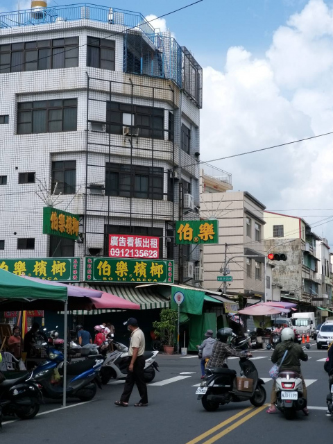 人潮多建國市場出入口！醒目廣告看板！有意者可議價